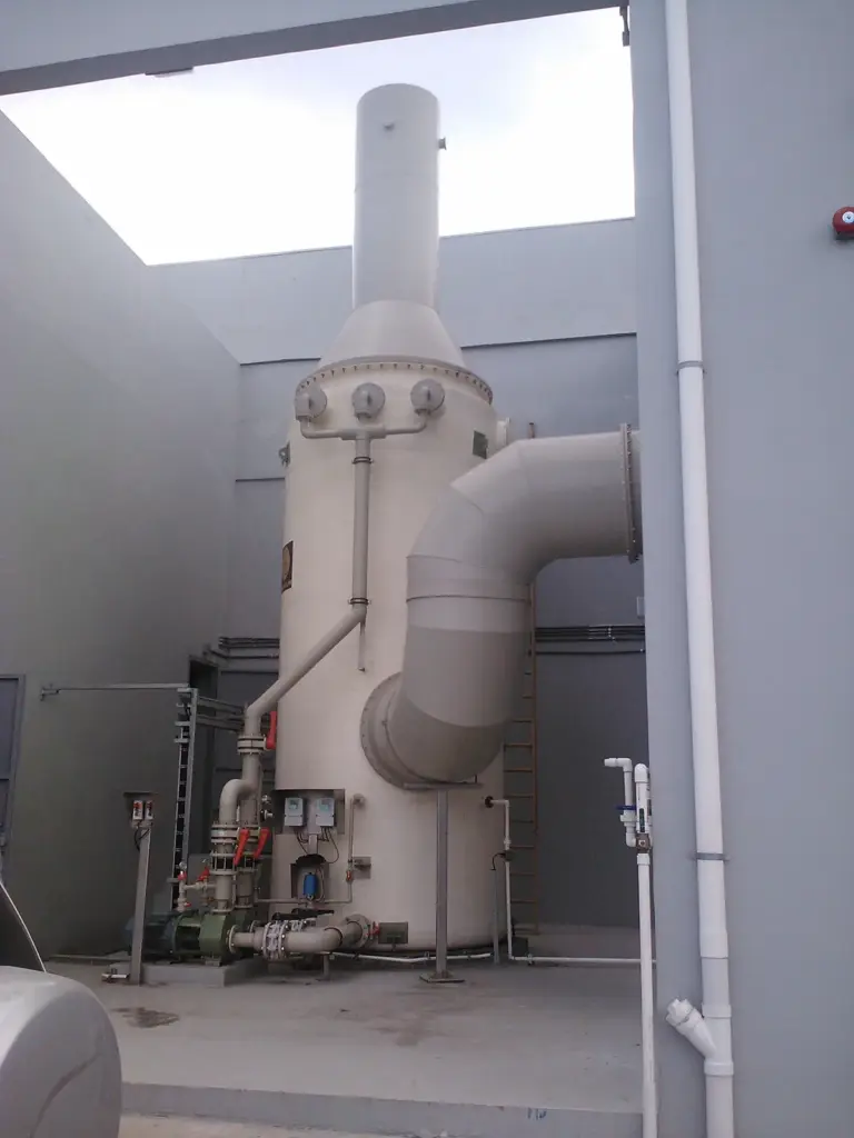 instalación industrial completa con equipos TECNIUM — torres de lavado, bombas, depósitos y ventiladores