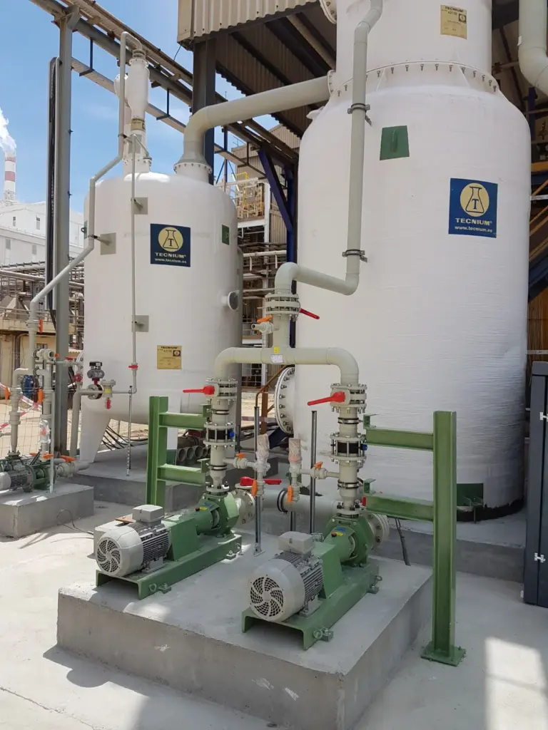 planta química con lavadores de gases y sistemas de tuberías TECNIUM