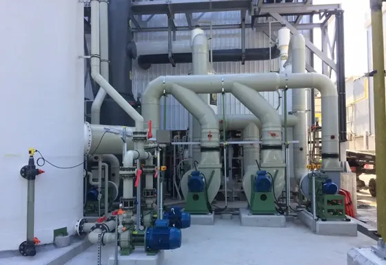 bomba de plástico TECNIUM instalada en línea de producción química