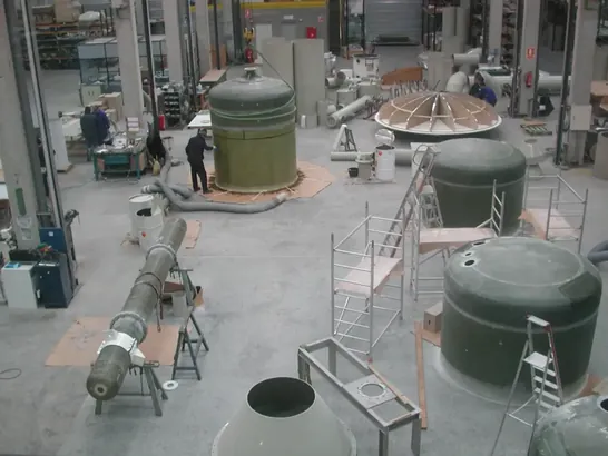 taller de TECNIUM con depósitos de PRFV en fabricación
