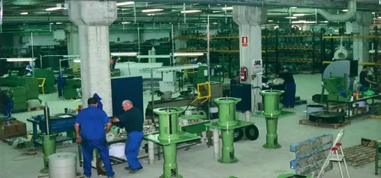 equipo de TECNIUM montando bombas en la planta